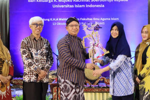 Rektor-UII-menerima-wayang-kulit-dari-keluarga-R.-Mujoko-Rachmat-Soerodirdjo-845x321.jpeg