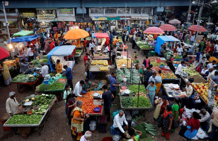 Pelanggan Membeli Buah-Buahan dan Sayuran di Pasar Malam Terbuka di Ahmedabad, India (Reuters/Amit Dave)