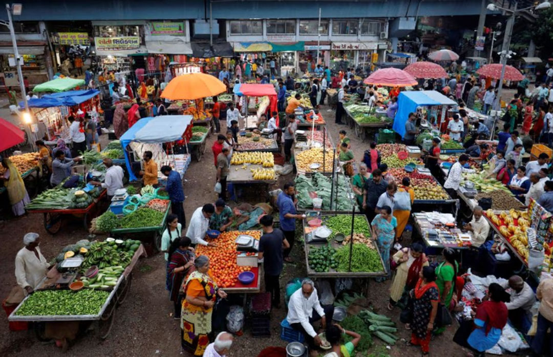 Pelanggan Membeli Buah-Buahan dan Sayuran di Pasar Malam Terbuka di Ahmedabad, India (Reuters/Amit Dave)