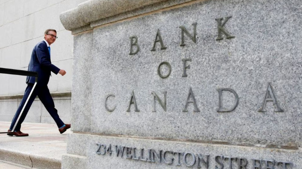 Gubernur Bank Kanada Tiff Macklem Berjalan di Luar Gedung Bank Kanada