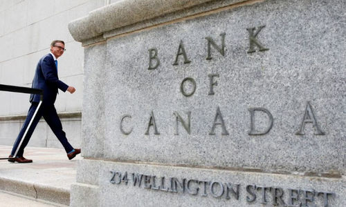 Gubernur Bank Kanada Tiff Macklem Berjalan di Luar Gedung Bank Kanada