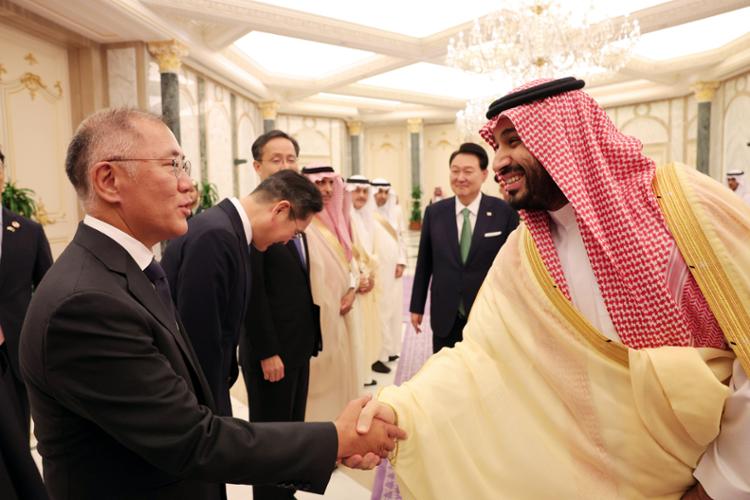 Kepala Eksekutif Hyundai Motor Group Chung Euisun, kiri, berjabat tangan dengan Putra Mahkota Saudi dan Perdana Menteri Mohammed bin Salman di Istana Al Yamamah di Riyadh