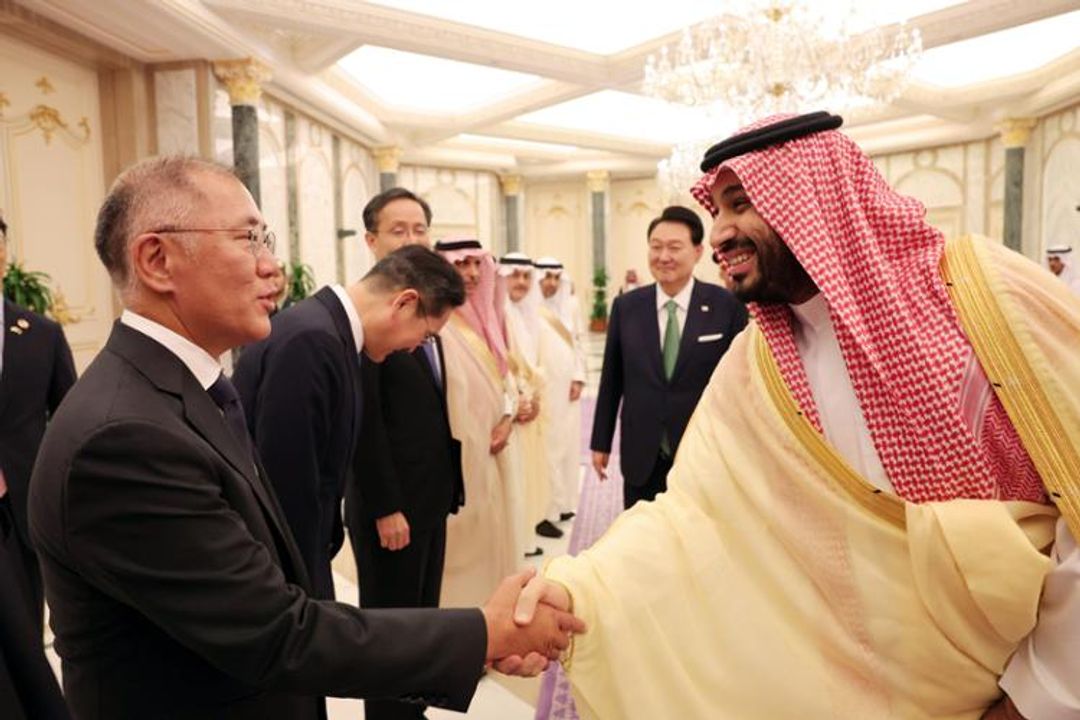 Kepala Eksekutif Hyundai Motor Group Chung Euisun, kiri, berjabat tangan dengan Putra Mahkota Saudi dan Perdana Menteri Mohammed bin Salman di Istana Al Yamamah di Riyadh