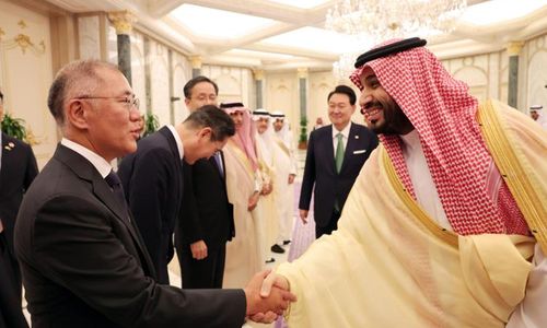 Kepala Eksekutif Hyundai Motor Group Chung Euisun, kiri, berjabat tangan dengan Putra Mahkota Saudi dan Perdana Menteri Mohammed bin Salman di Istana Al Yamamah di Riyadh