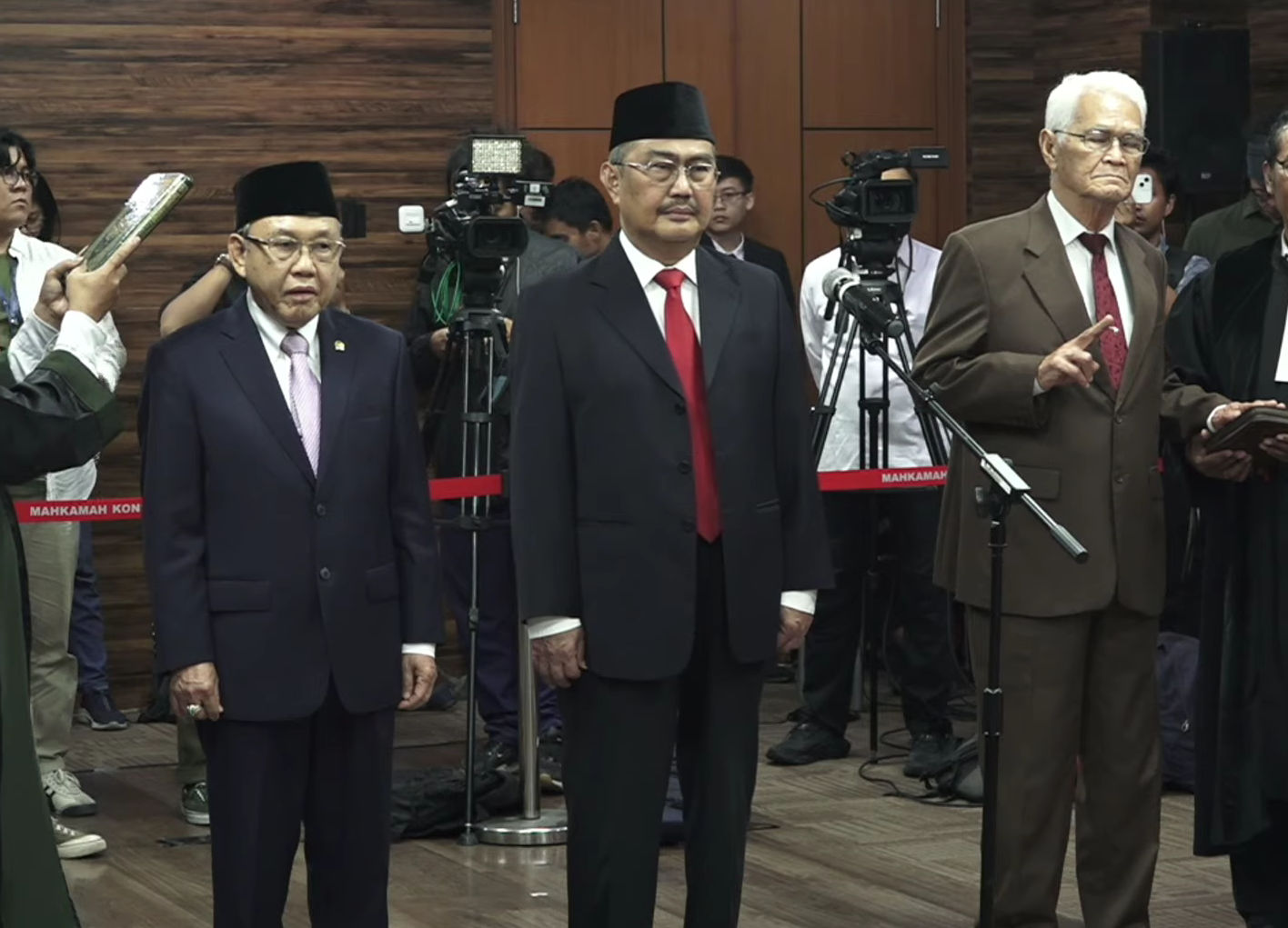 Anggota MKMK dari kiri ke kanan Wahiduddin Adams,  Jimly Asshiddiqie, Bintan Saragih (Foto: Tangkapan layar youtube MK)