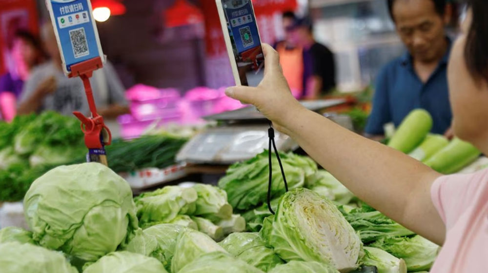 Seorang Pelanggan Memindai Kode QR untuk Membayar Sayuran di Pasar, Beijing