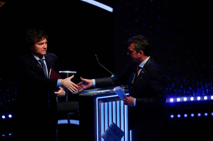 Calon Presiden Argentina Sergio Massa dan Javier Milei Berjabat Tangan Saat Menghadiri Debat Presiden (Reuters/Agustin Markarian)