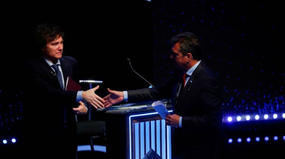 Calon Presiden Argentina Sergio Massa dan Javier Milei Berjabat Tangan Saat Menghadiri Debat Presiden