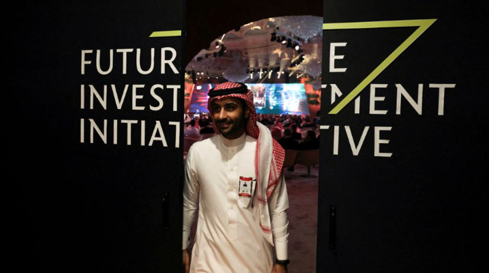 Seorang Pria Saudi Terlihat di Kaca Cermin pada konferensi Future Investment Initiative