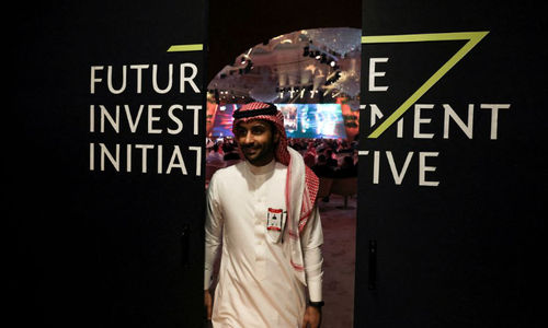 Seorang Pria Saudi Terlihat di Kaca Cermin pada konferensi Future Investment Initiative