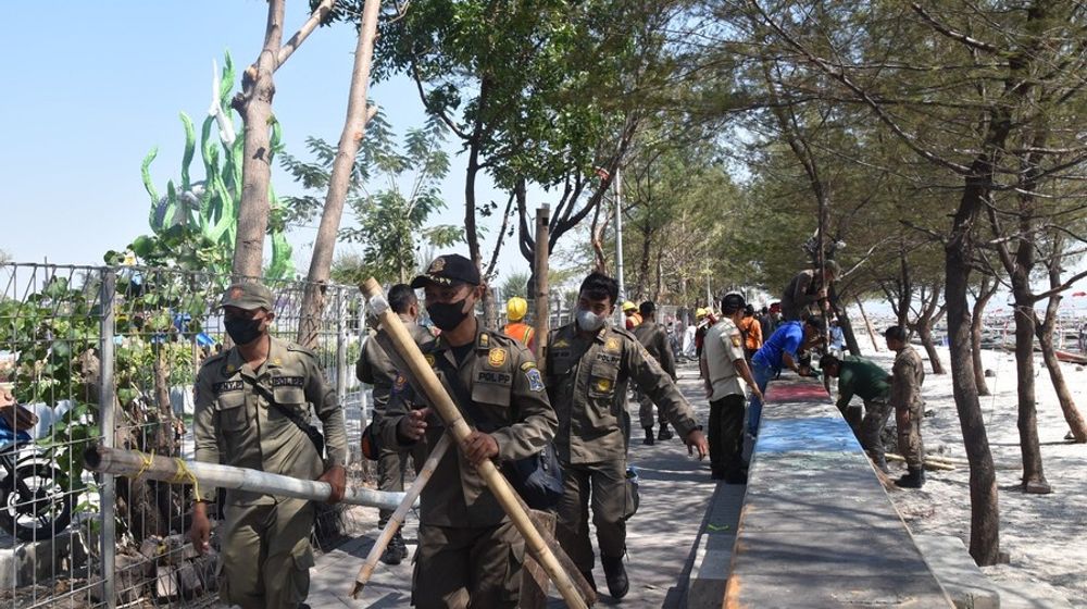 Kerahkan Satpol PP, Pemkot Surabaya Pindahkan PKL di Wisata Pantai Batu-Batu Kenjeran