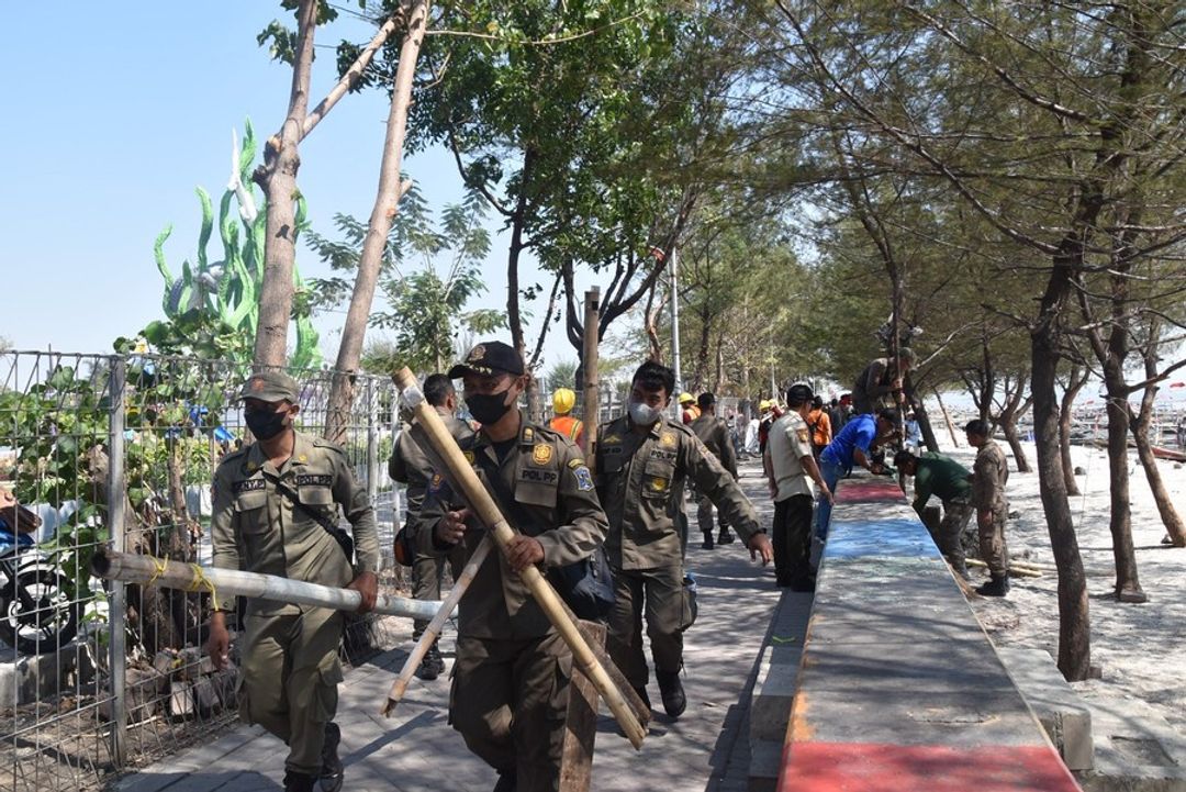 Kerahkan Satpol PP, Pemkot Surabaya Pindahkan PKL di Wisata Pantai Batu-Batu Kenjeran