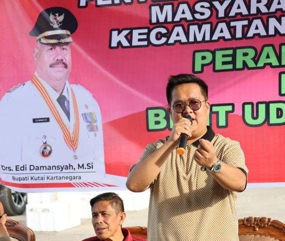 Wakil Bupati Kukar Dukung Pembangunan Muara Badak dengan Beri Bantuan untuk Nelayan