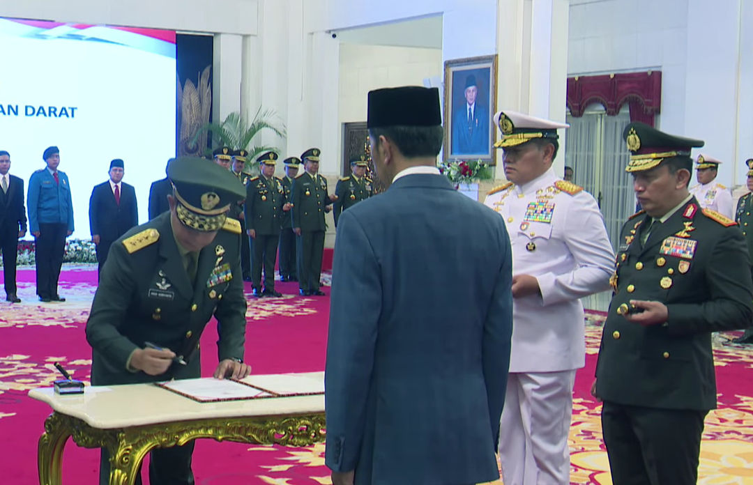 Penandatanganan Berita Acara Pengangkatan Jabatan oleh Letjen Agus Subiyanto di Istana Negara, Rabu 25 Oktober 2023 (Foto:  tangkapan layar Youtube Sekretariat Kepresidenan)