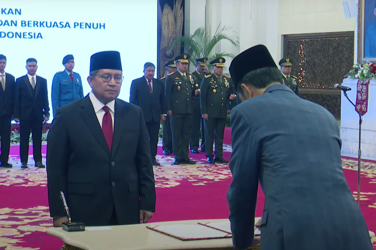 Penandatanganan berita acara pengangkatan jabatan oleh Sulaiman Syarif di Istana Negara, Rabu 25 Oktober 2023 (Foto: Tangkapan layar Youtube Sekretariat Kepresidenan)