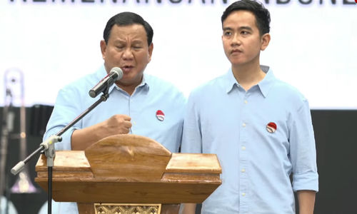 Prabowo dan Gibran saat memberikan sambutan di Indonesia Arena, GBK, Rabu 25 Oktober 2023 (Foto: tangkapan layar youtube Partai Gerindra)