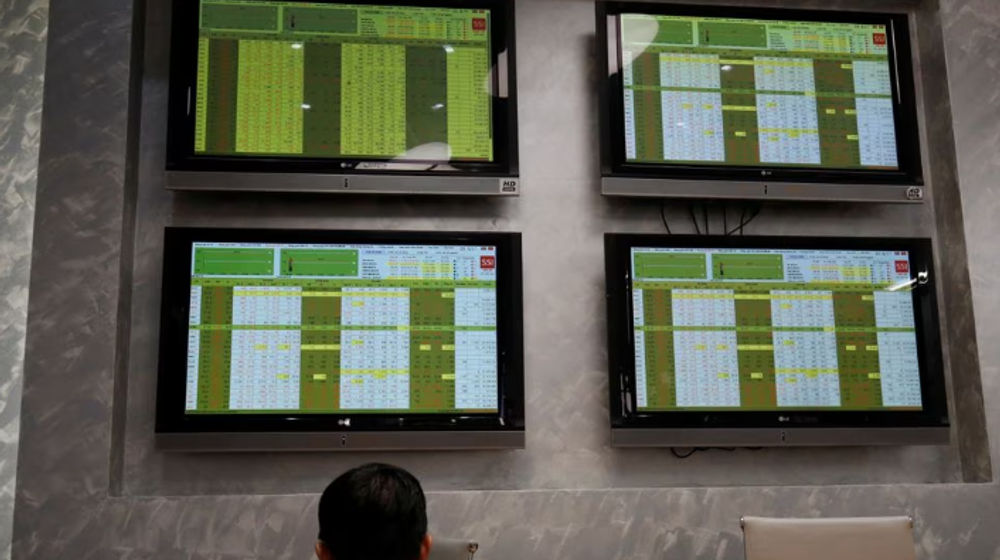 Seorang Investor Duduk di Depan Layar yang Menampilkan Informasi Saham di perusahaan Sekuritas, Hanoi