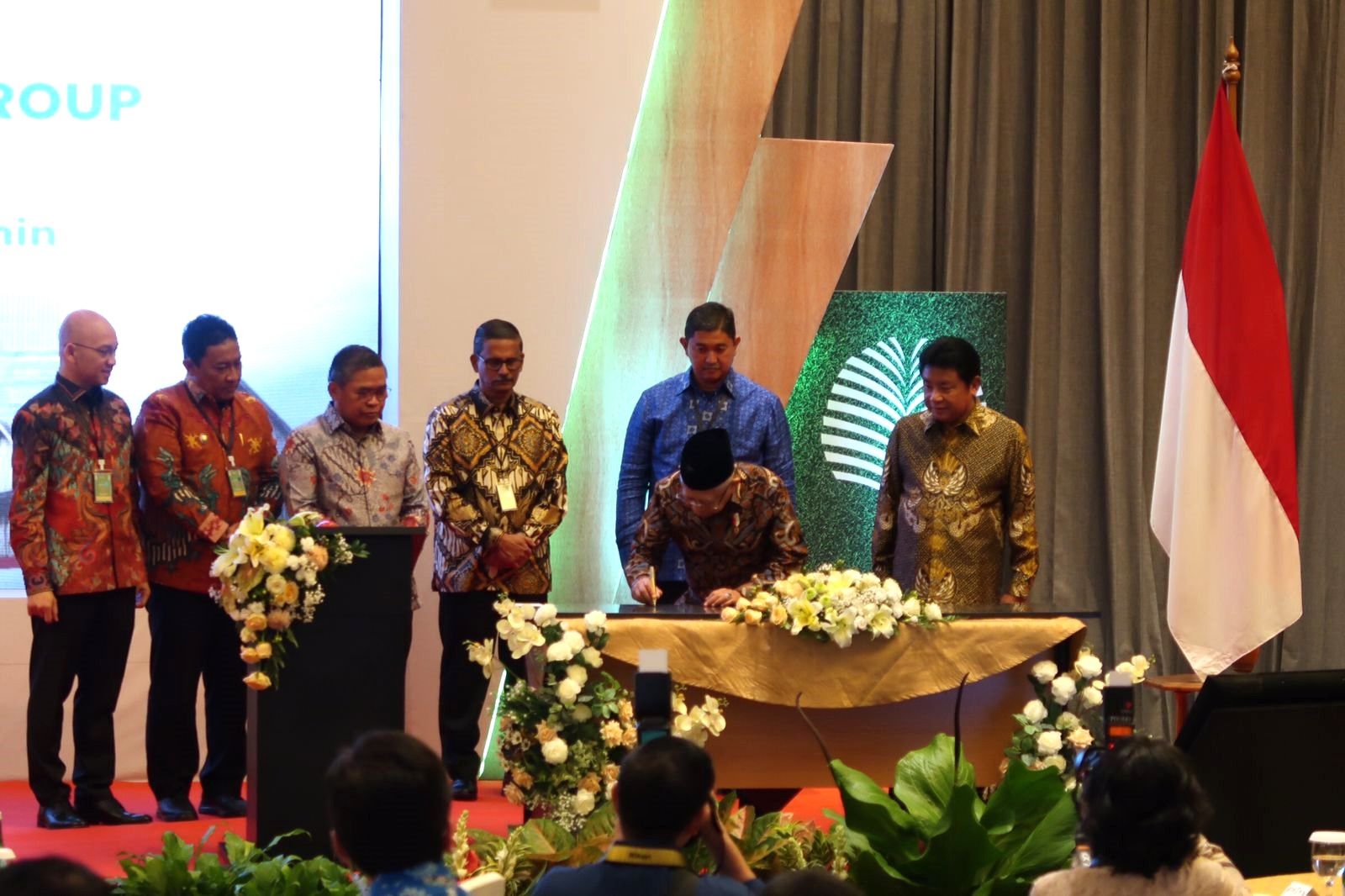 Wakil Presiden (Wapres) Ma’ruf Amin meresmikan secara langsung hotel Mercure Pangkalan Bun melalui penandatanganan prasasti hotel pada acara peresmian proyek dari Citra Borneo Indah Group, pada (25/10/2023).
