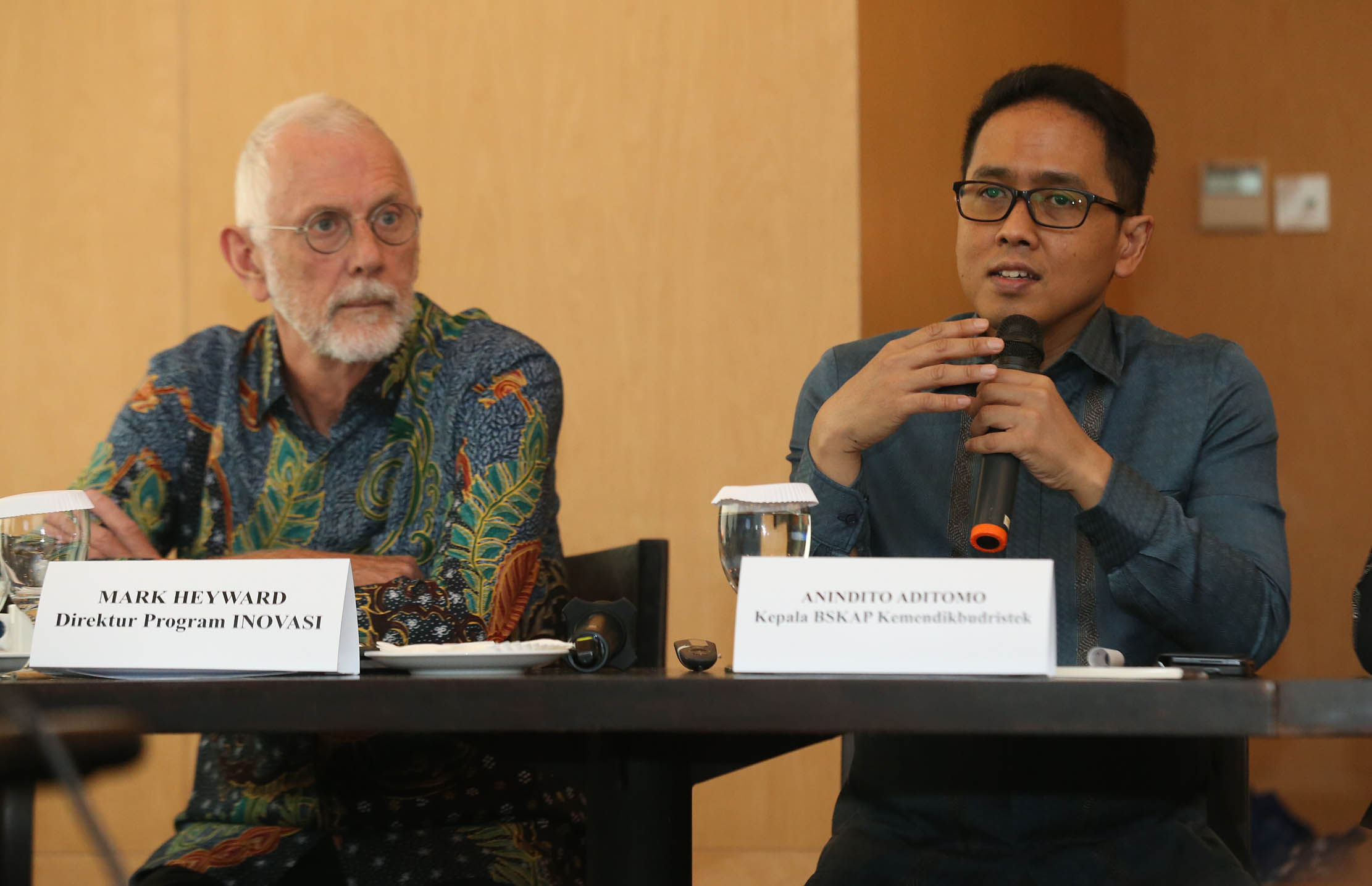 Direktur Program Inovasi untuk Anak Sekolah Indonesia (INOVASI) Mark Heyward bersama Kepala Badan Standar, Kurikulum, dan Asesmen Pendidikan (BSKAP) Anindito Aditomo memberikan pemaparan saat acara Forum Media BSKAP Kementerian Pendidikan, Kebudayaan, Riset, dan Teknologi (Kemendikbudristek) yang berlangsung di Jakarta, pada Rabu 25 Oktober 2023. Foto : Panji Asmoro/TrenAsia