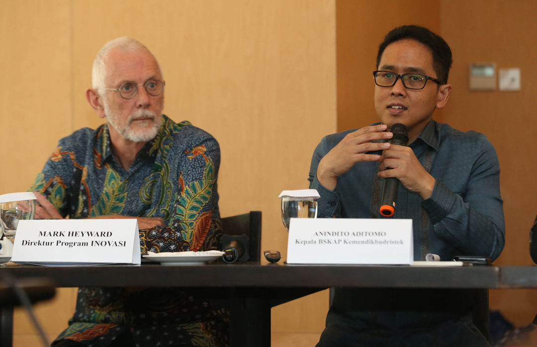 Direktur Program Inovasi untuk Anak Sekolah Indonesia (INOVASI) Mark Heyward bersama Kepala Badan Standar, Kurikulum, dan Asesmen Pendidikan (BSKAP) Anindito Aditomo memberikan pemaparan saat acara Forum Media BSKAP Kementerian Pendidikan, Kebudayaan, Riset, dan Teknologi (Kemendikbudristek) yang berlangsung di Jakarta, pada Rabu 25 Oktober 2023. Foto : Panji Asmoro/TrenAsia