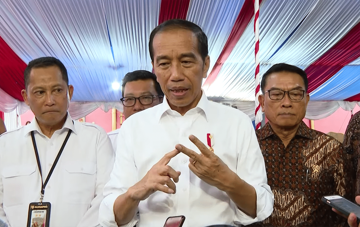 Presiden Jokowi saat memberikan keterangan pers di Gudang Bulog di   Rawang Timur, Padang, Rabu 25 Oktober 2023 (Foto: Tangkapan layar Youtube Sekretariat Presiden)