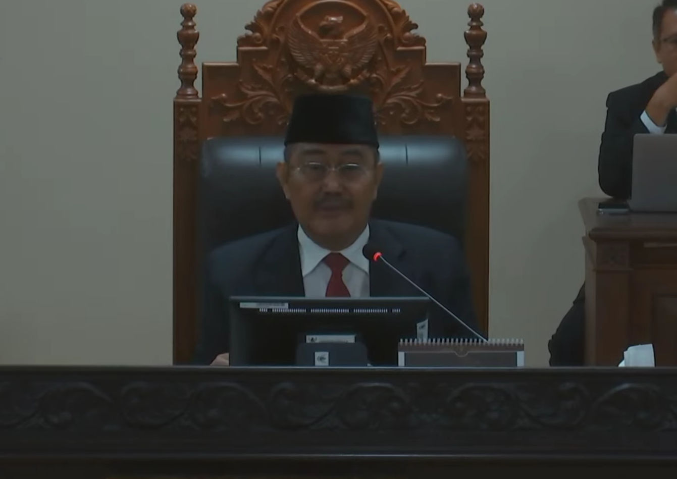 Jimly Asshiddiqie saat memimpin rapat perdana MKMK dengan agenda klarifikasi pelapor, Kamis 26 Oktober 2023 (Foto: Tangkapan layar saluran Youtube MK)