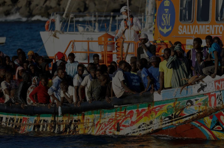 Sekelompok Migran dengan Perahu Kayu Ditarik oleh Kapal Penjaga Pantai Spanyol ke Pelabuhan Arguineguin (Reuters/Borja Suarez)