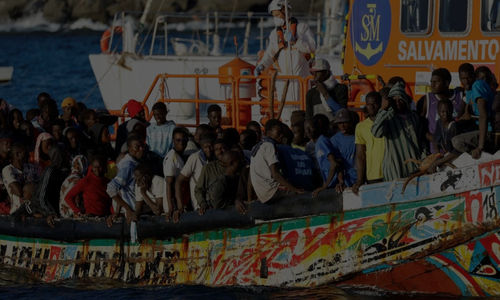 Sekelompok Migran dengan Perahu Kayu Ditarik oleh Kapal Penjaga Pantai Spanyol ke Pelabuhan Arguineguin