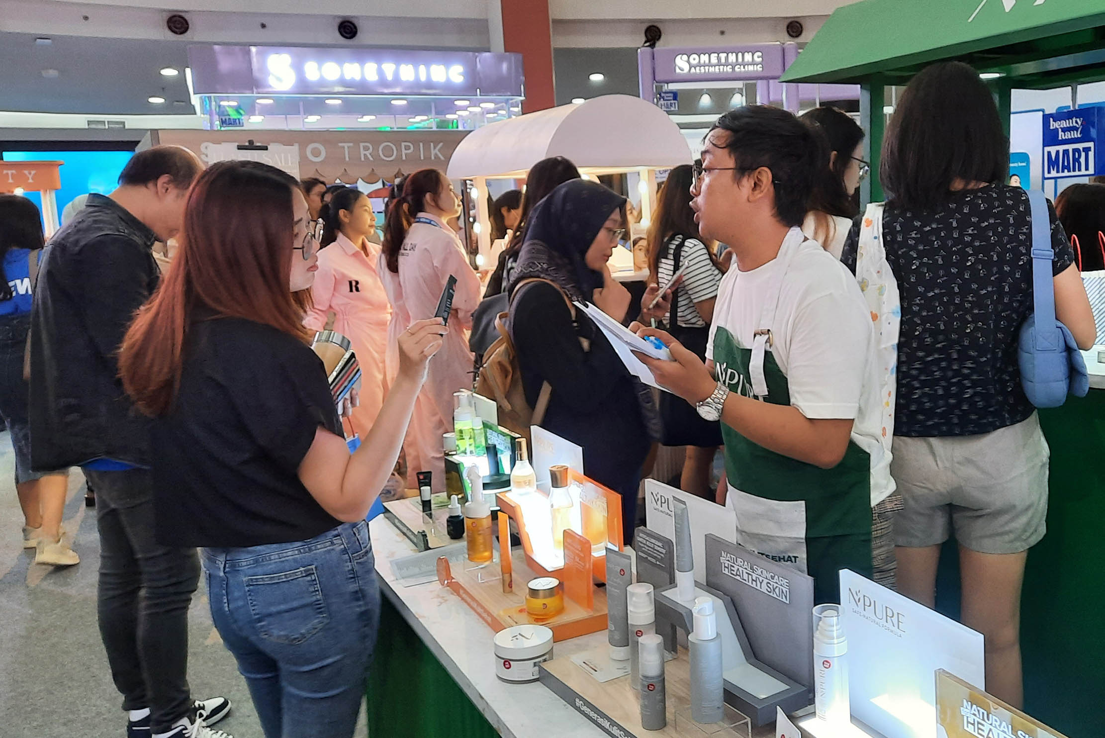 Pengunjung tengah memilih produk kecantikan yang dipajang dalam penyelenggaraan BeautyHaul Mart 2023 di The Forum Mall Kelapa Gading Jakarta. Berbagai brand kecantikan ikut berkumpul dalam BeautyHaul Mart 2023 seperti Somethinc, Skintific, Avoskin, Amaterasun, Studio Tropik, Barenbliss dan sebagainya. Acara berlangsung mulai 25 - 29 Oktober 2023. Foto : Panji Asmoro/TrenAsia