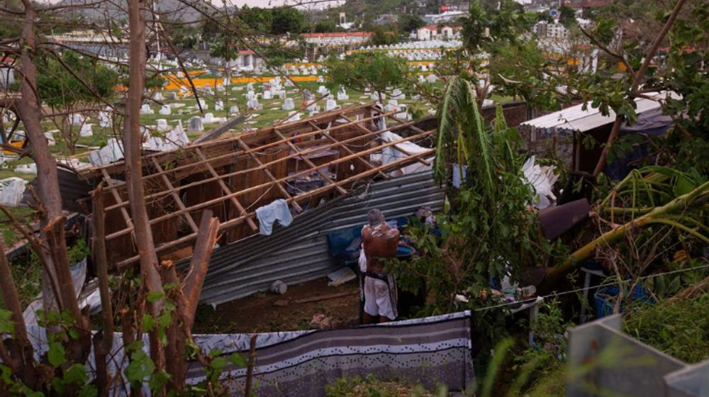 Seorang Pria Mandi di Samping Bangunan yang Rusak Akibat Badai Otis di dekat Acapulco