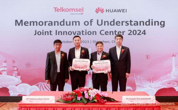 Ken Hu, Rotating Chairman Huawei dan Hendri Mulya Syam, Direktur Utama Telkomsel, hadir dalam upacara penandatanganan bersama para eksekutif dari kedua belah pihak.