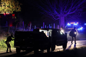 Aparat Penegak Hukum Mengepung Rumah di Bowdoin