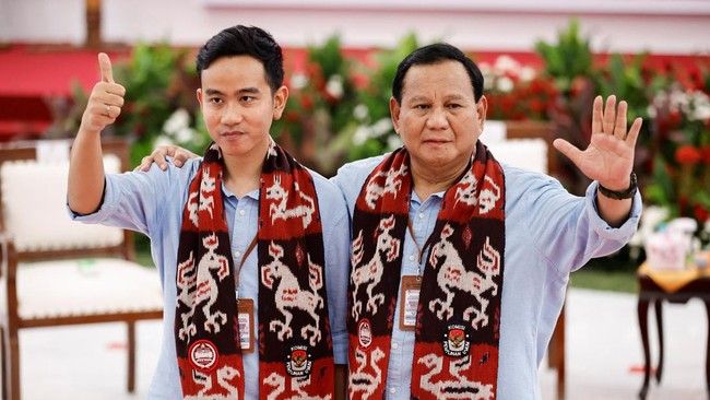 Prabowo Subianto (kanan) dan Gibran Rakabuming Raka saat mendaftar jadi peserta Pilpres 2024 ke KPU.  (Foto: Reuters/Willy Kurniawan)