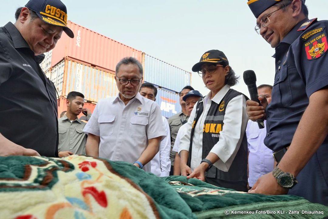 Menteri Keuangan Sri Mulyani (kedua dari kanan) didampingi Menteri Perdagangan Zulkifli Hasan dalam penindakan barang impor ilegal di Bea Cukai Cikarang, Kamis, 26 Oktober 2023.