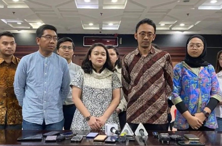 Program Manager PSHK Indonesia Violla Reininda saat konferensi pers usai melaporkan Ketua MK ke MKMK, Kamis, 26 Oktober 2023 (Foto: Antara/Fath Putra Mulya)