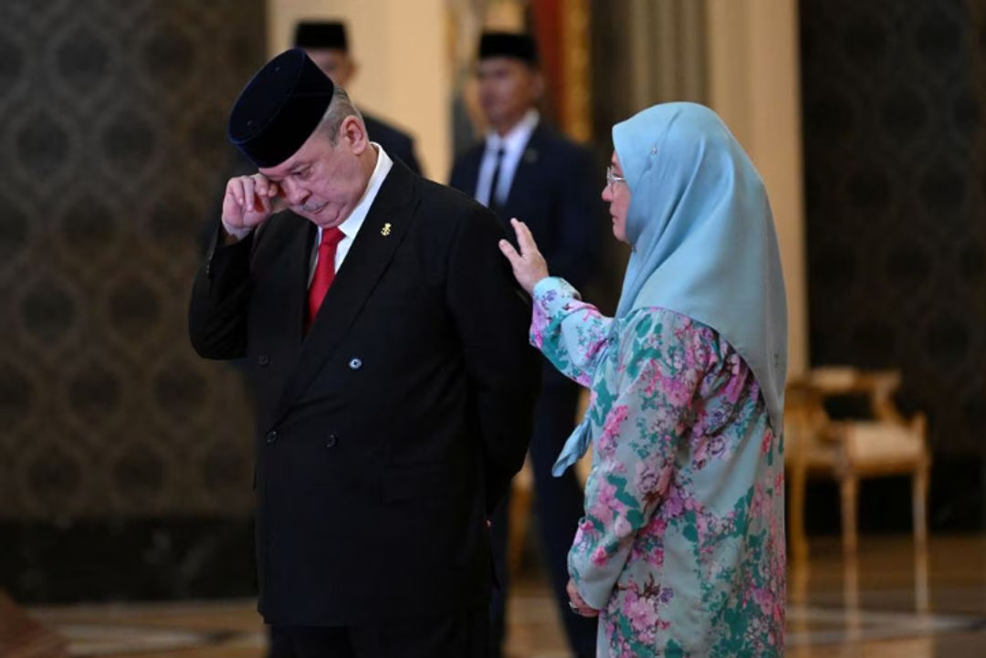 Sultan Ibrahim Iskandar dengan Saudara Perempuannya Ratu Malaysia Tunku Azizah Aminah Maimunah Iskandariah (Reuters/MOHD RASFAN)