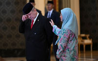 Sultan Ibrahim Iskandar dengan Saudara Perempuannya Ratu Malaysia Tunku Azizah Aminah Maimunah Iskandariah (Reuters/MOHD RASFAN)