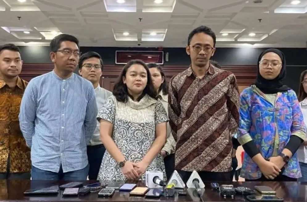 Ketua MK dilaporkan atas dugaan pelanggaran kode etik dan perilaku hakim konstitusi. Dalam laporannya, mereka turut meminta Anwar Usman diberhentikan dari jabatannya apabila terbukti melanggar kode etik dan perilaku hakim konstitusi. 