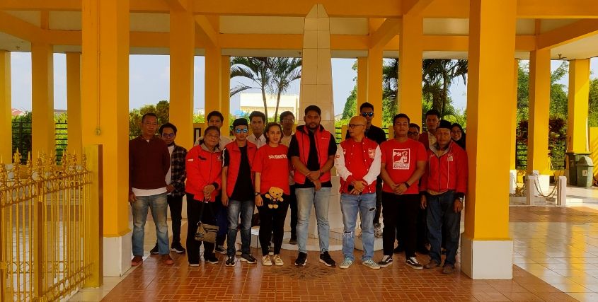 PSI Banjarmasin memperingati momen Sumpah pemuda ke 95 dengan berziarah ke makam pahlawan (Foto : Ahmad Husaini)