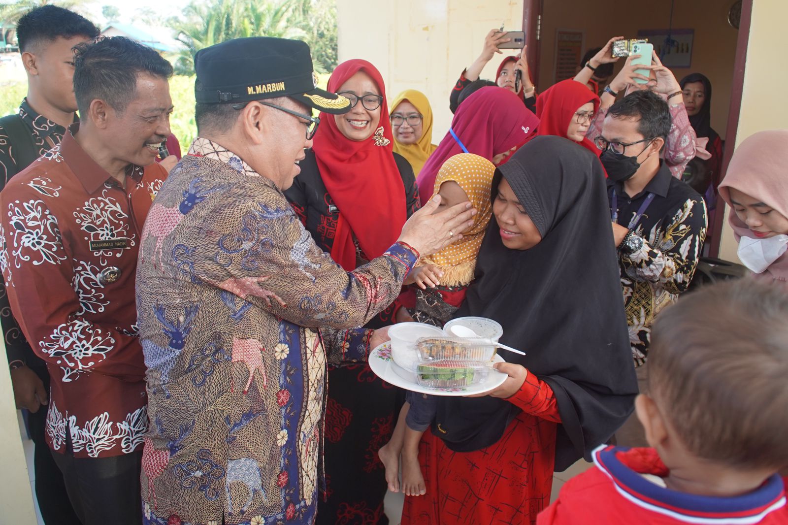 Bupati PPU Makmur Marbun menyerahkan bantuan gizi kepada warga Desa Labangka.