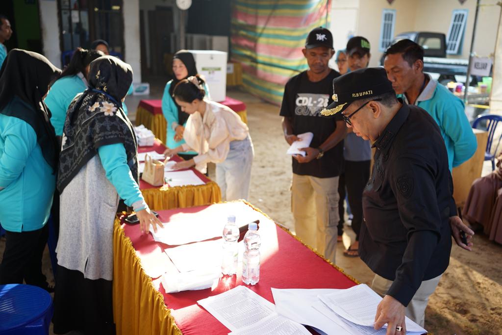 Pj Bupati PPU, Makmur Marbun memantau pelaksanaan Pilkades di Desa Giri Purwa. 