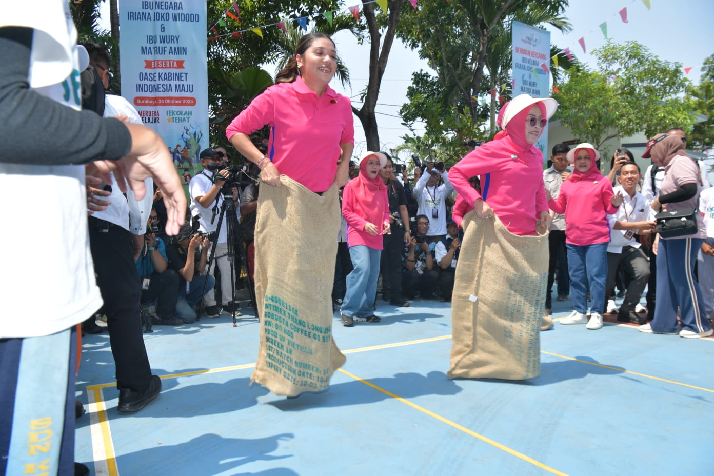 Permainan tradisional bersama Iriana dan Wury Ma'ruf Amin dan istri-istri Menteri.