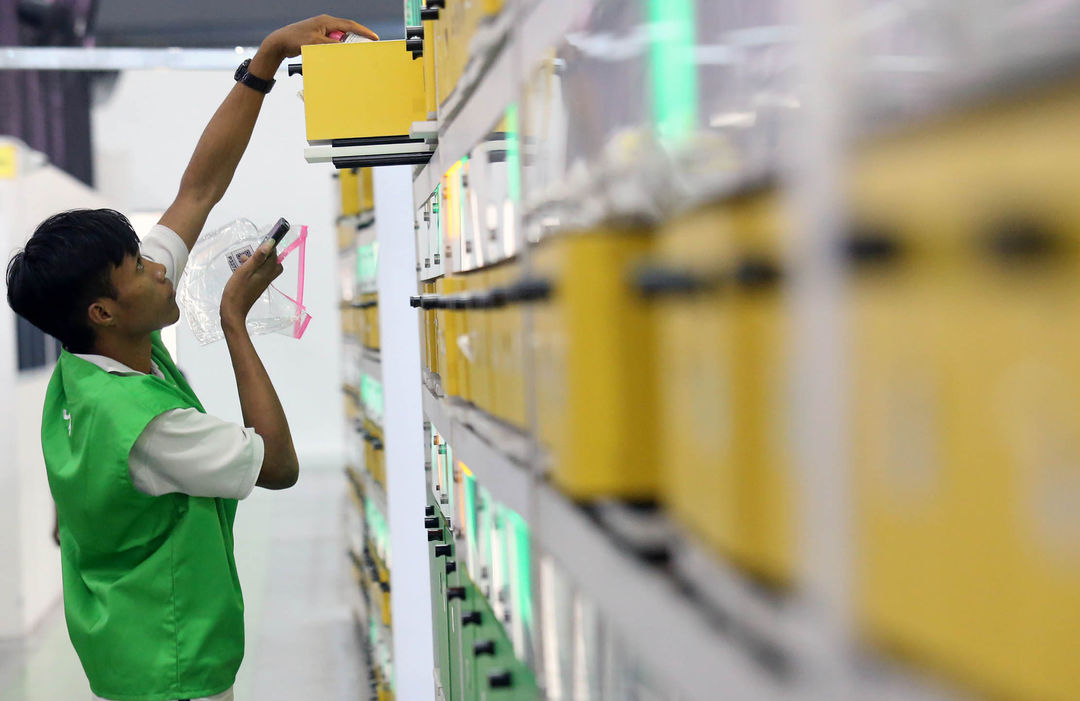 Nampak sejumlah karyawan melakukan aktifitas di gudang berbasis digital Sociolla di kawasan Cikupa, Tangerang Jumat 27 Oktober 2023. Foto : Panji Asmoro/TrenAsia