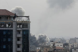 Gumpalan AAsap Membumbung Tinggi Saat Serangan Israel, di Tengah Berlangsungnya Konflik Antara Israel dan Hamas, di Kota Gaza