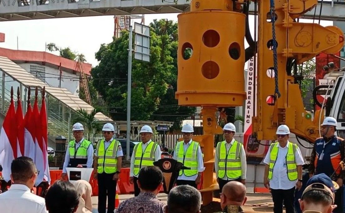 Groundbreaking Proyek LRT Jakarta oleh Menhub Budi Karya Sumadi dan PJ Gubernur Jakarta Heru Budi, Senin 30 Oktober 2023 (Foto: Antara/Siti Nurhaliza)