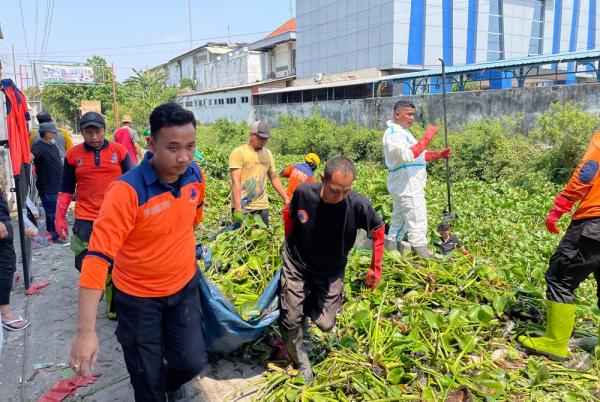 Acara bersih-bersih sungai di Waru, Sidoarjo, yang dipimpin Gubernur Jatim Khofifah Indar Parawansa.