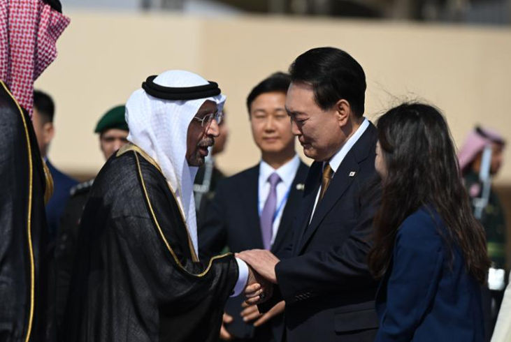 Presiden Yoon Suk Yeol Berjabat Tangan dengan Salah Satu Pejabat Saudi di Bandara Internasional King Khalid (Yonhap)