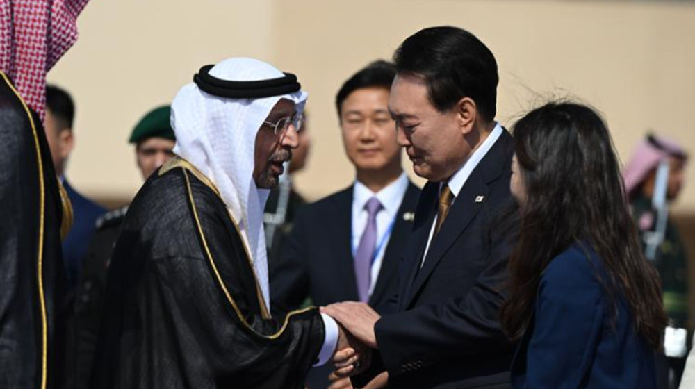 Presiden Yoon Suk Yeol Berjabat Tangan dengan Salah Satu Pejabat Saudi di Bandara Internasional King Khalid