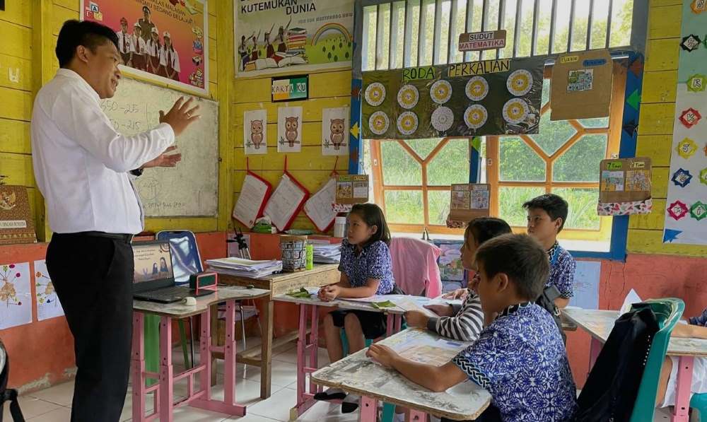 Asis Bin Wahid, Guru SDN 008 Mentarang Hulu, Kabupaten Malinau, Kaltara mengampuh pembelajaran di daerah terpencil. Asis memberikan masukan kepada FKIP UBT dalam mempersiapkan mata kuliah penyelenggaraan pendidikan dasar di wilayah terpencil. 