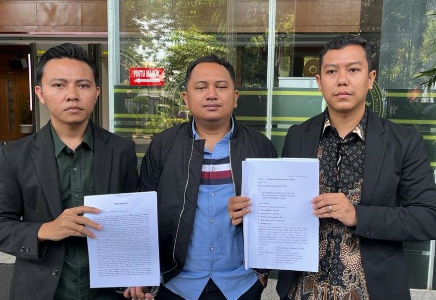 Brian Demas Wicaksono bersama kuasa hukumnya usai mendaftarkan gugatan kepada KPU di PN Jakpus, Senin 30 Oktober 2023 (Foto: Istimewa)